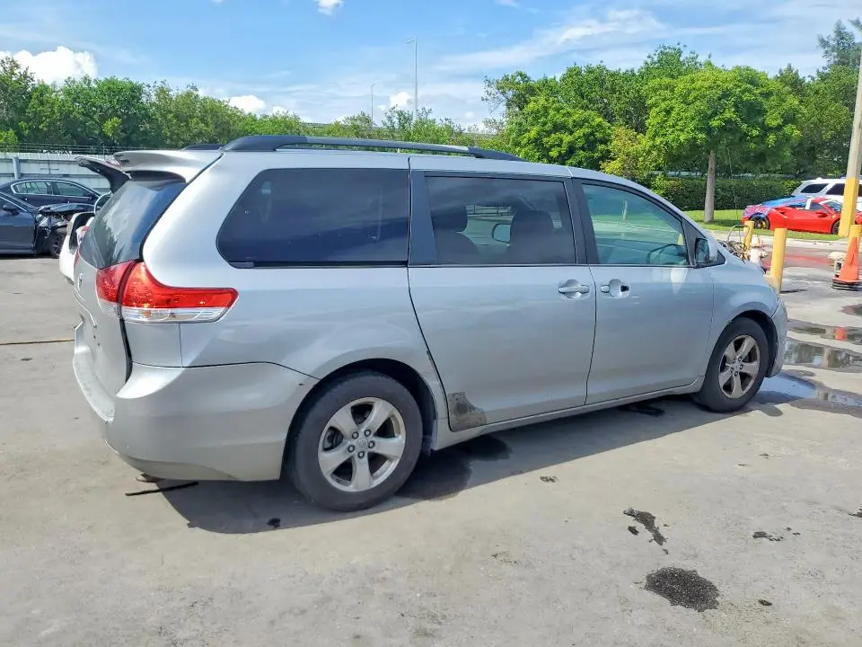 2014 TOYOTA SIENNA LE  