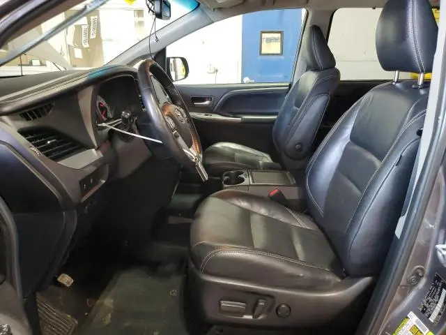 2017 TOYOTA SIENNA SE  