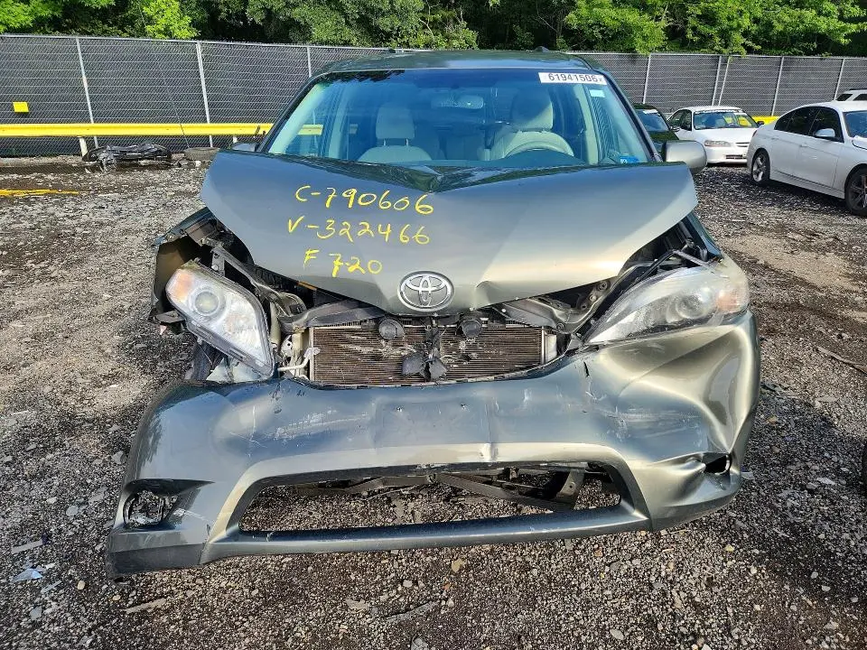 2013 TOYOTA SIENNA LE  