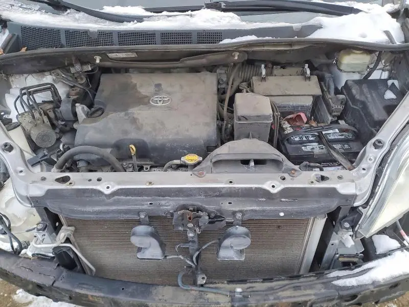 2016 TOYOTA SIENNA LE  