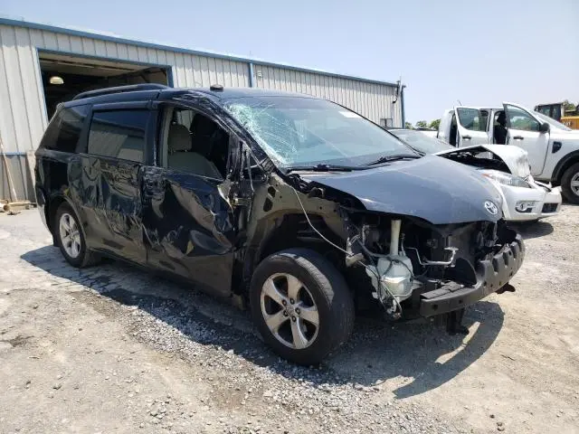 2017 TOYOTA SIENNA LE  
