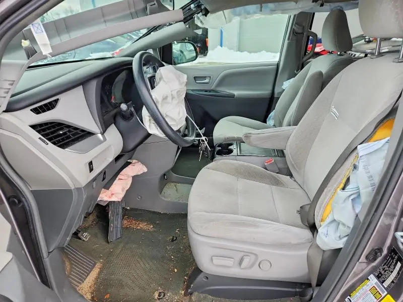2017 TOYOTA SIENNA LE  