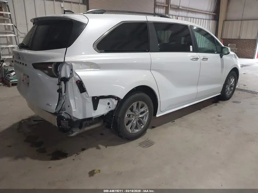 2025 TOYOTA SIENNA XLE