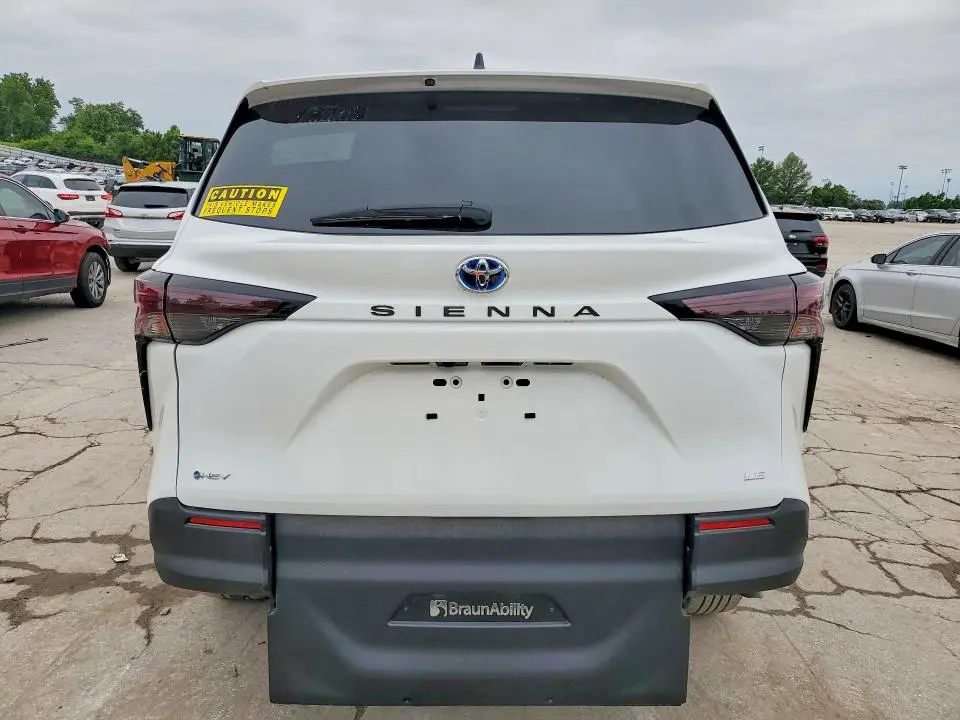 2025 TOYOTA SIENNA LE  