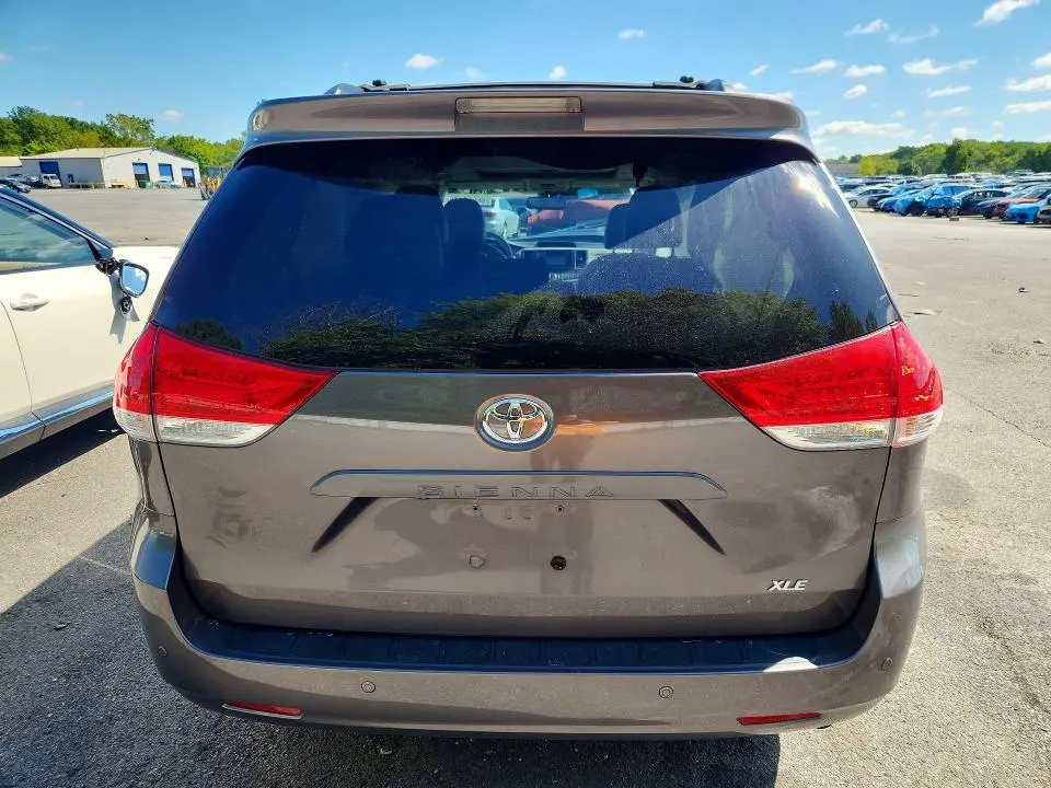 2014 TOYOTA SIENNA XLE 8-PASSENGER  