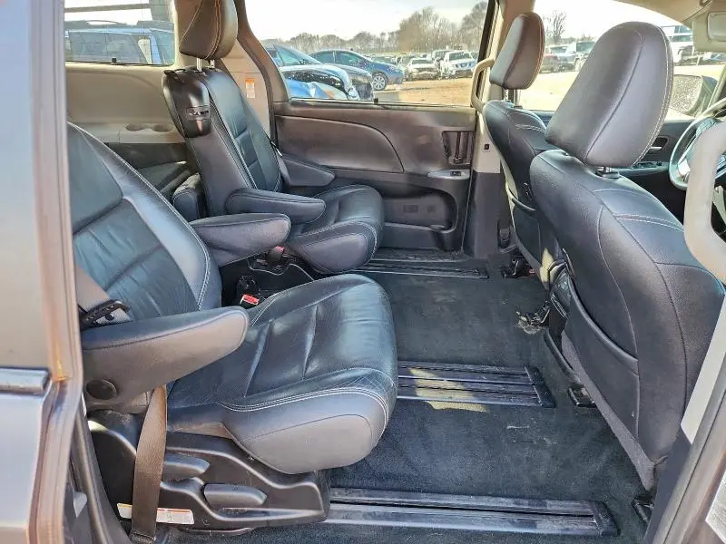 2017 TOYOTA SIENNA SE  