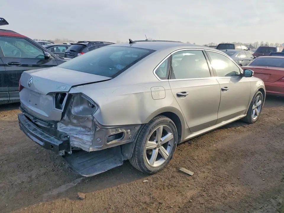 2013 VOLKSWAGEN PASSAT SE  