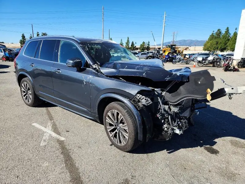 2022 VOLVO XC90 T6 MOMENTUM  