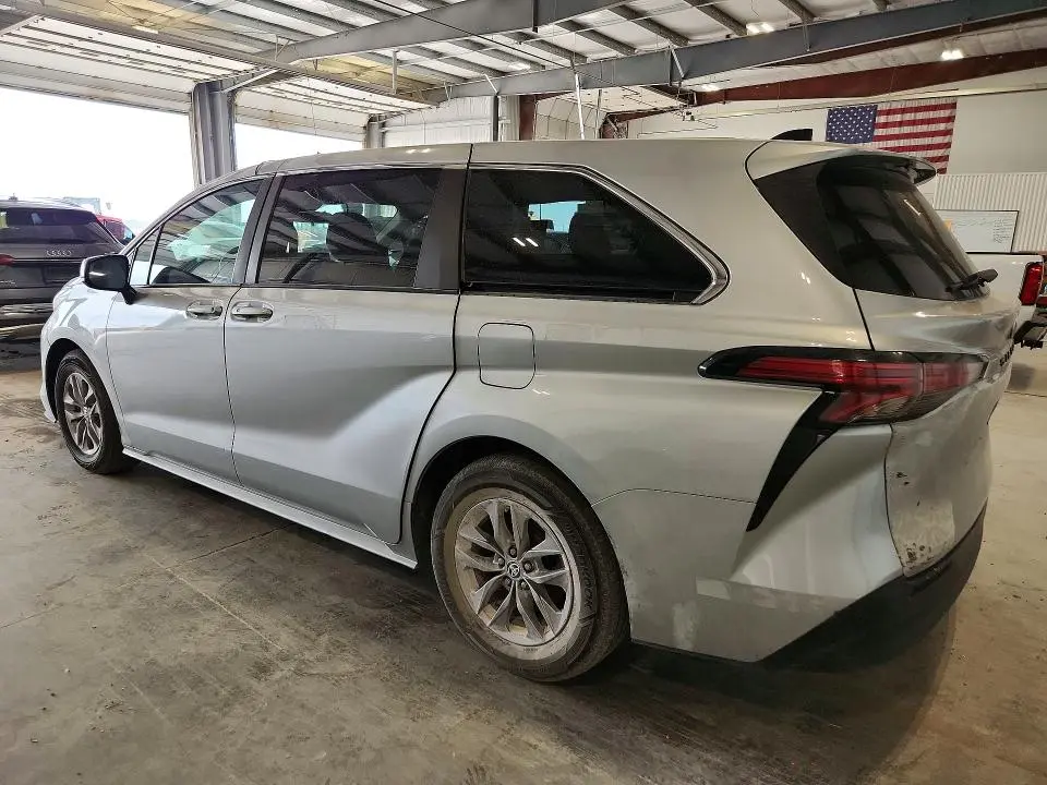 2022 TOYOTA SIENNA LE  
