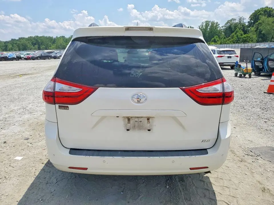 2019 TOYOTA SIENNA XLE 8-PASSENGER  