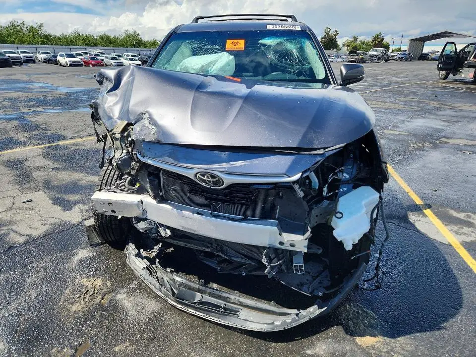 2024 TOYOTA HIGHLANDER LE  