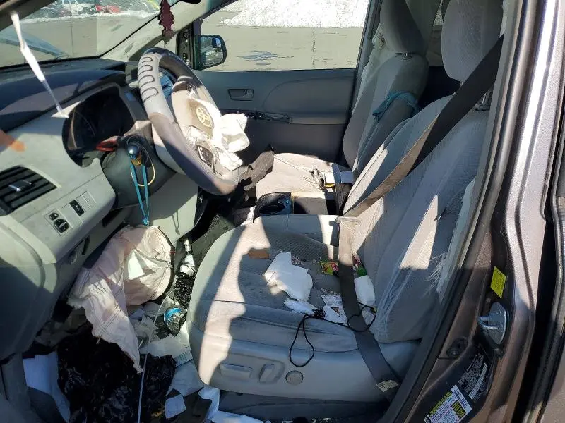 2011 TOYOTA SIENNA LE  