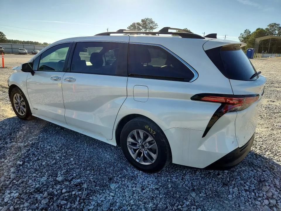 2021 TOYOTA SIENNA XLE  