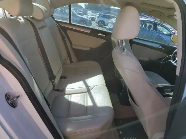 2016 VOLKSWAGEN JETTA SE  