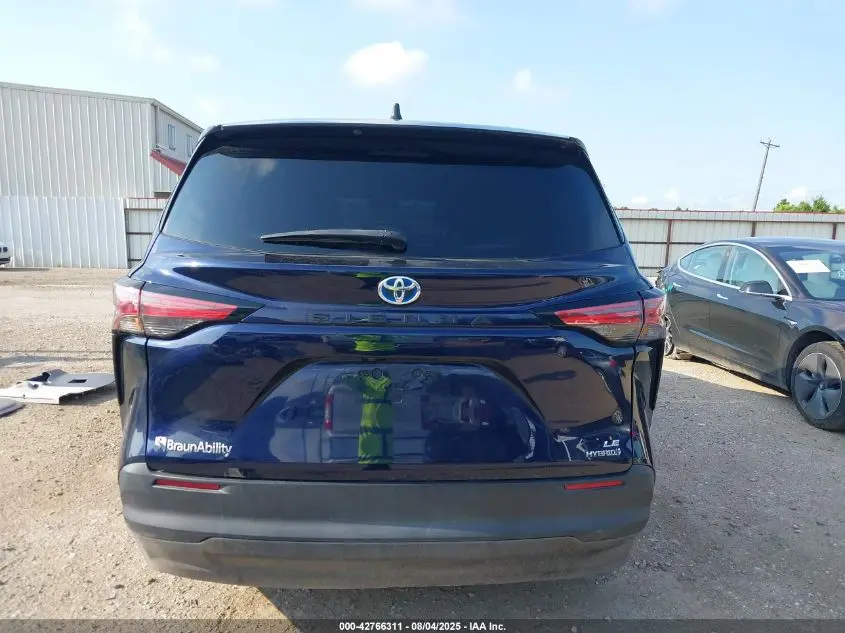 2022 TOYOTA SIENNA LE