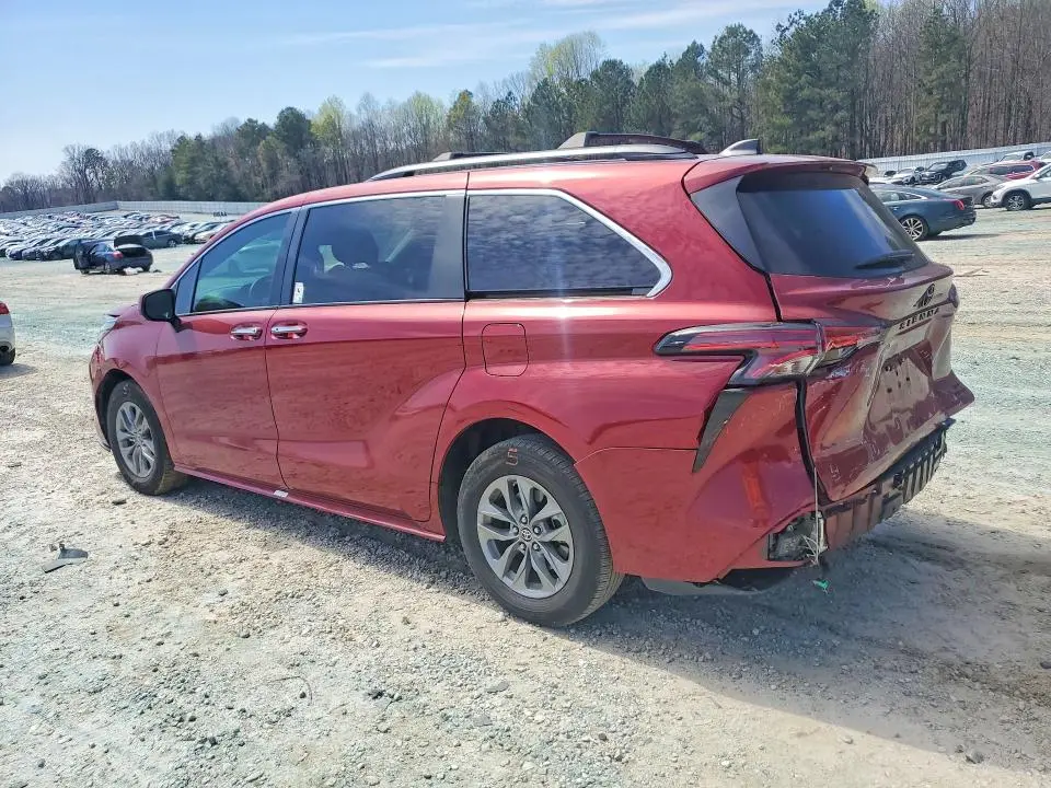 2022 TOYOTA SIENNA XLE 8-PASSENGER  