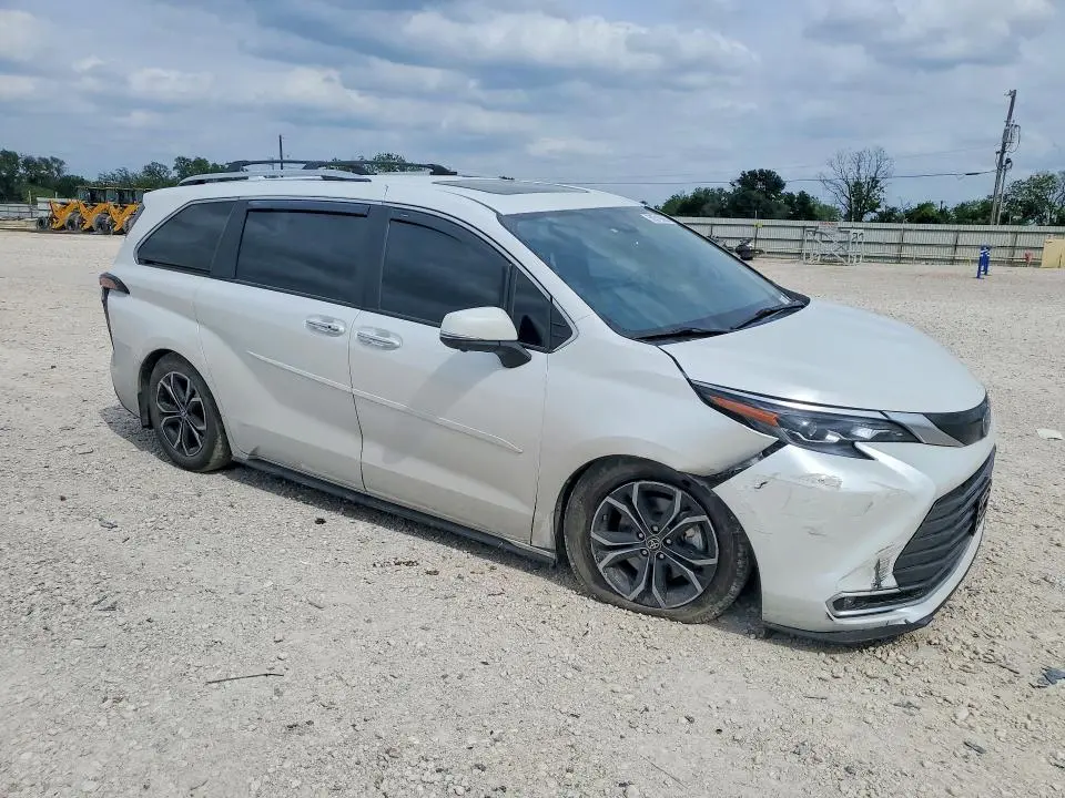 2025 TOYOTA SIENNA   