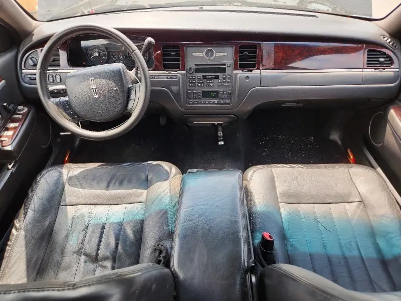 2010 LINCOLN TOWN CAR EXECUTIVE L  