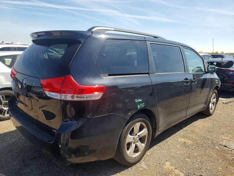 2013 TOYOTA SIENNA LE  