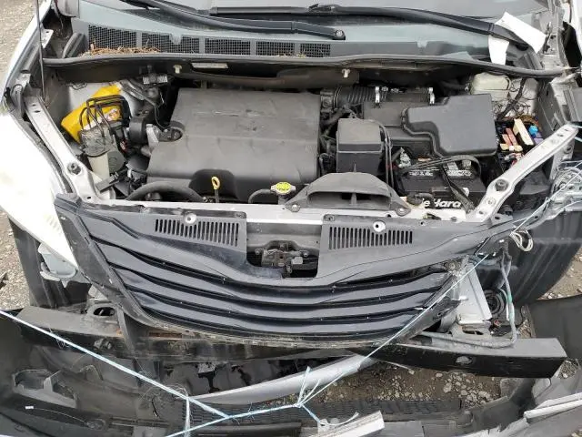 2013 TOYOTA SIENNA LE  