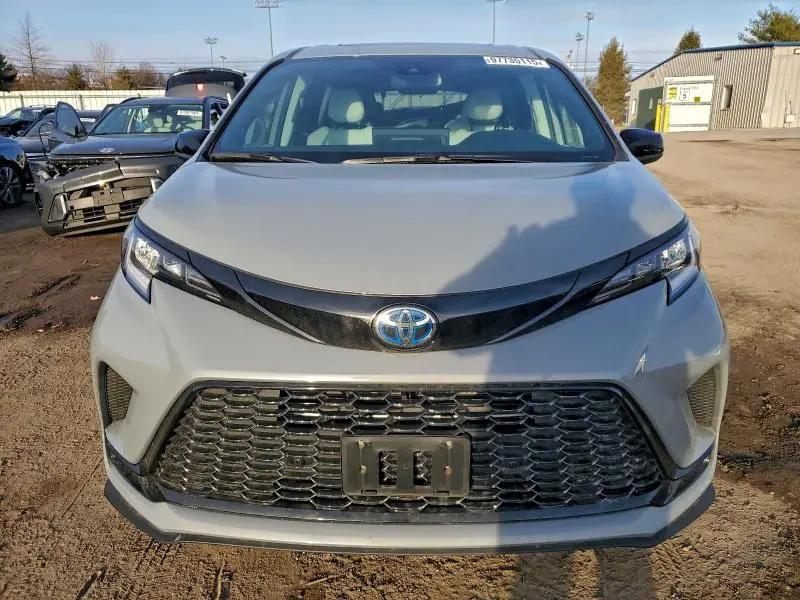 2025 TOYOTA SIENNA XSE  