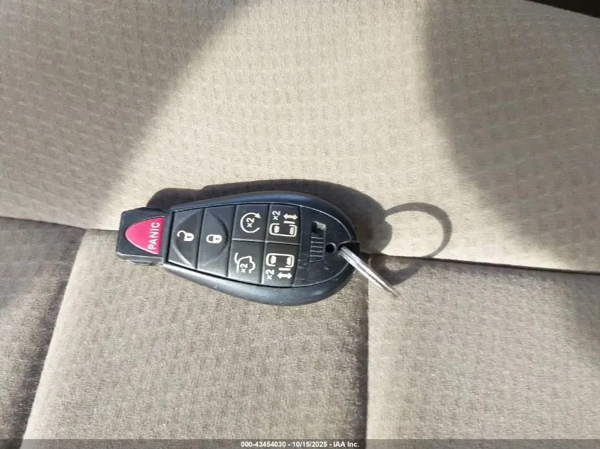 2011 CHRYSLER TOWN & COUNTRY TOURING