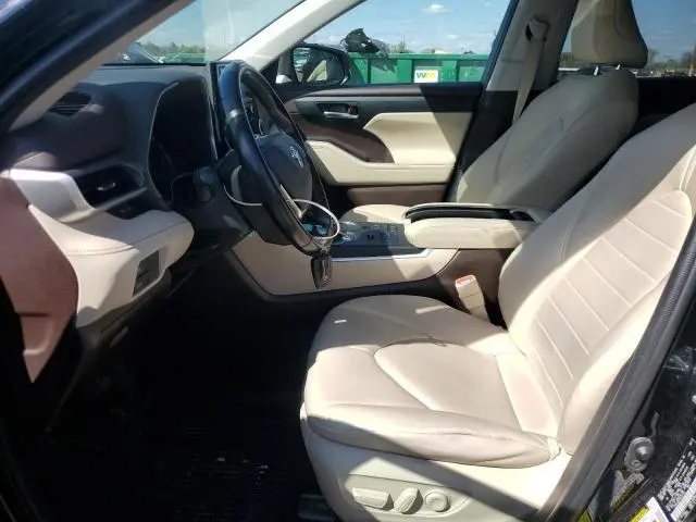 2021 TOYOTA HIGHLANDER XLE  