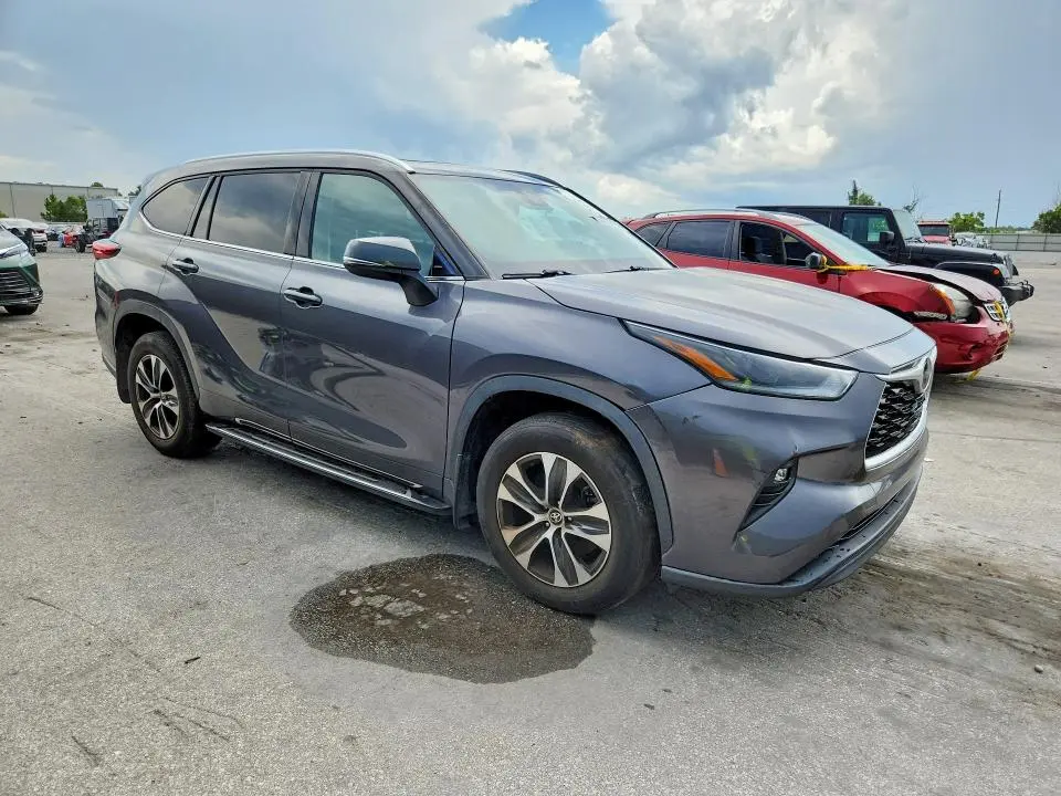 2021 TOYOTA HIGHLANDER XLE  