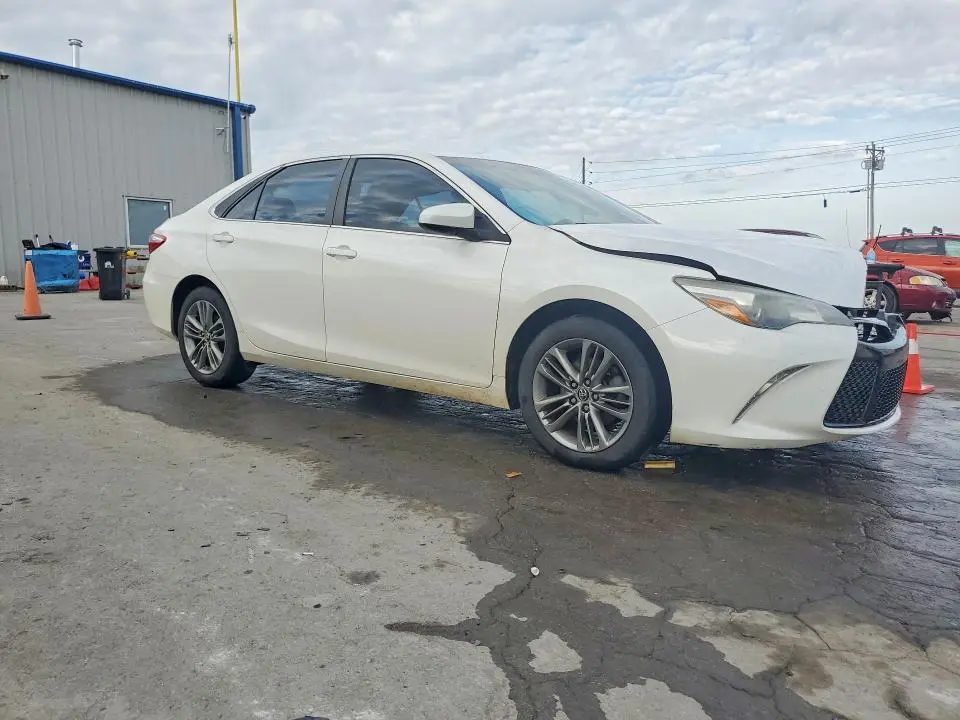 2015 TOYOTA CAMRY SE  