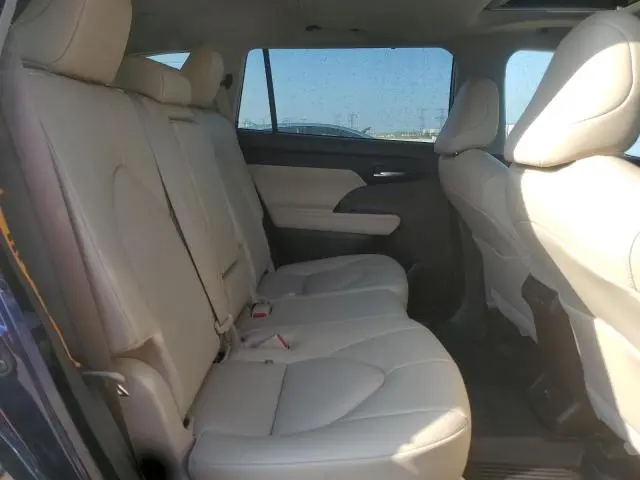 2022 TOYOTA HIGHLANDER XLE  