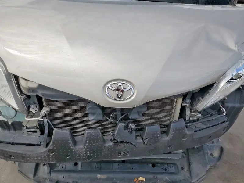 2015 TOYOTA SIENNA LE  