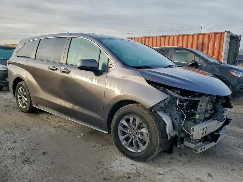 2022 TOYOTA SIENNA LE  
