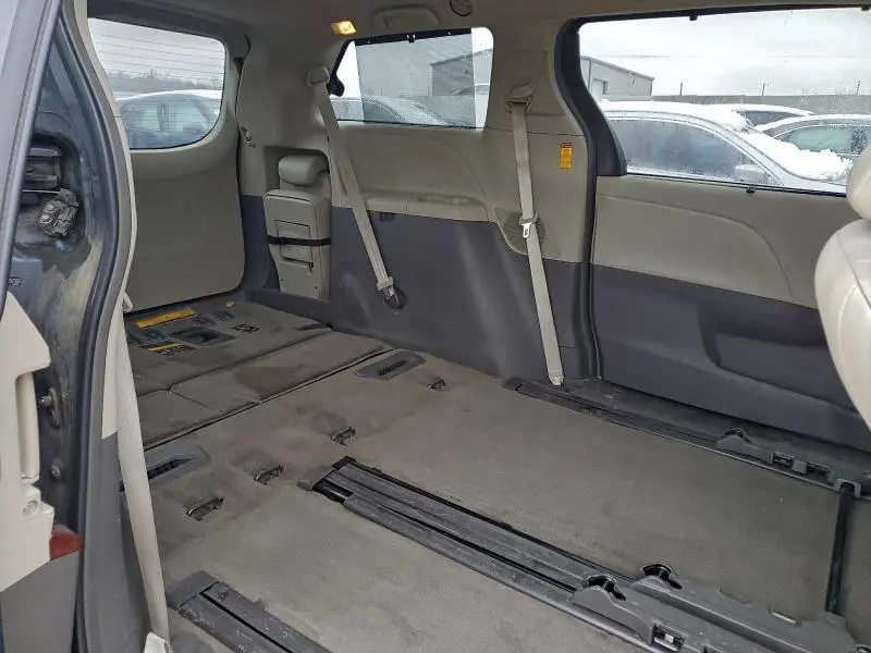 2013 TOYOTA SIENNA XLE  