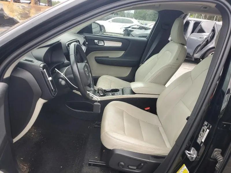 2021 VOLVO XC40 T5 MOMENTUM  
