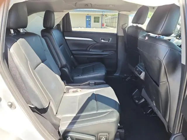 2019 TOYOTA HIGHLANDER SE  