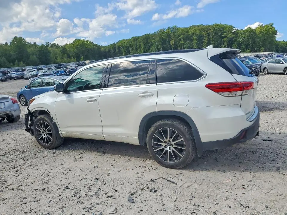 2017 TOYOTA HIGHLANDER SE  