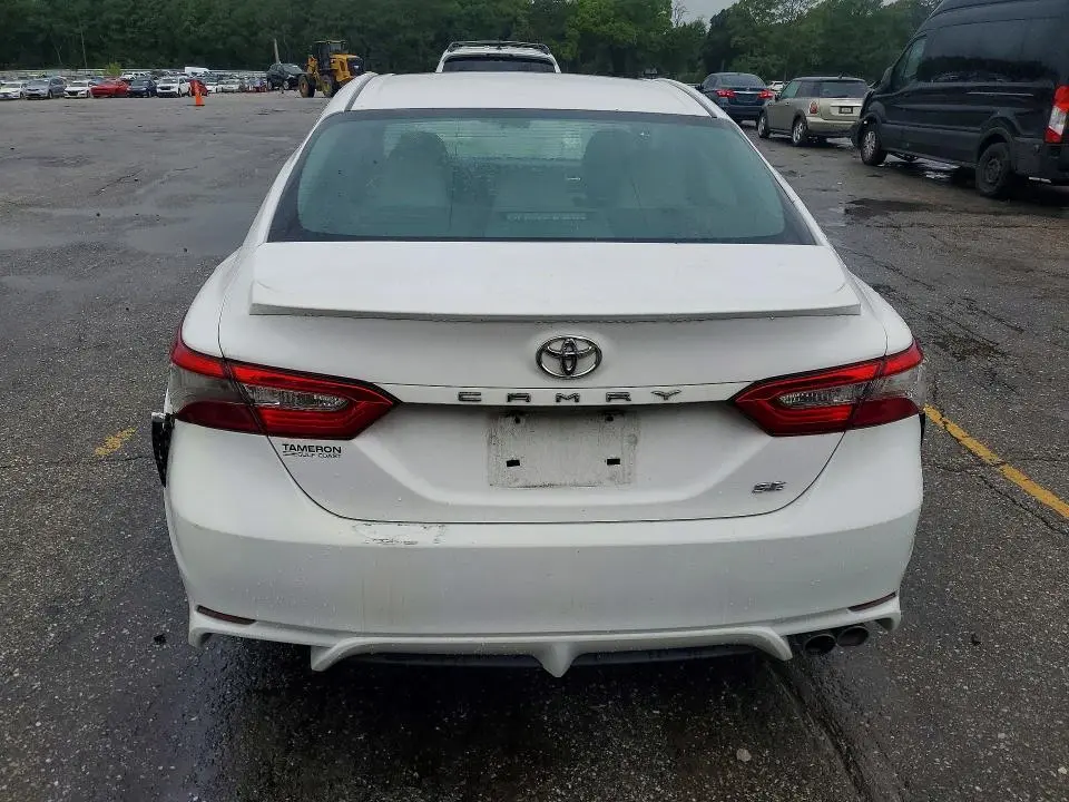 2018 TOYOTA CAMRY SE  