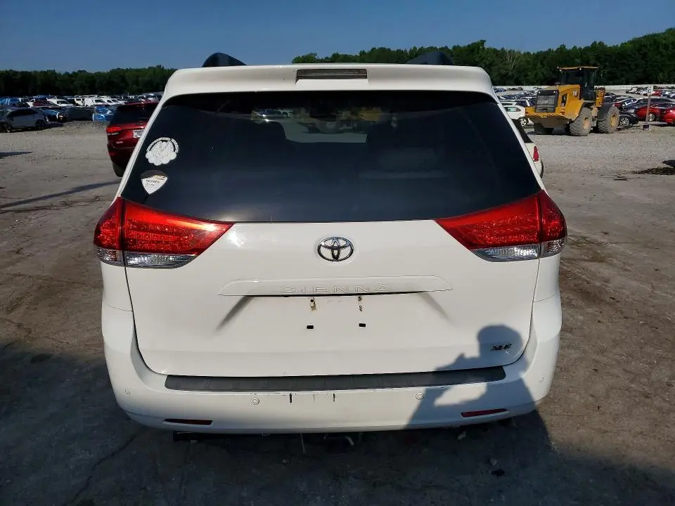 2014 TOYOTA SIENNA XLE 8-PASSENGER  