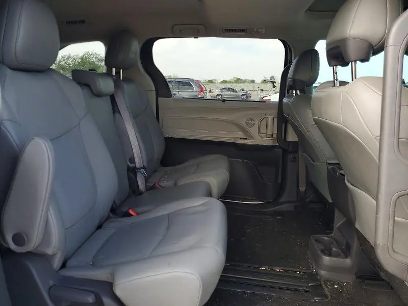 2021 TOYOTA SIENNA XLE 8-PASSENGER  