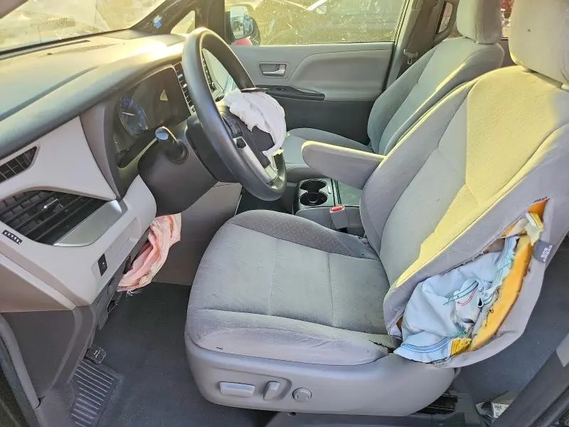 2019 TOYOTA SIENNA LE  