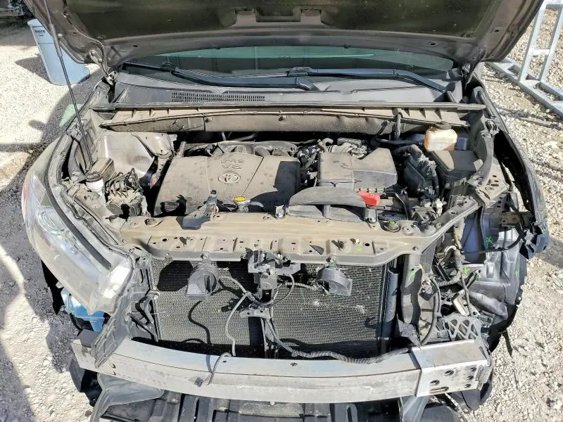 2017 TOYOTA HIGHLANDER SE  