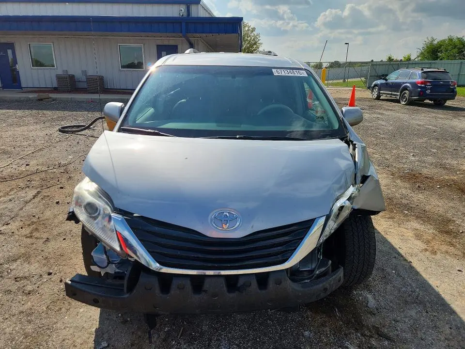 2014 TOYOTA SIENNA LE  