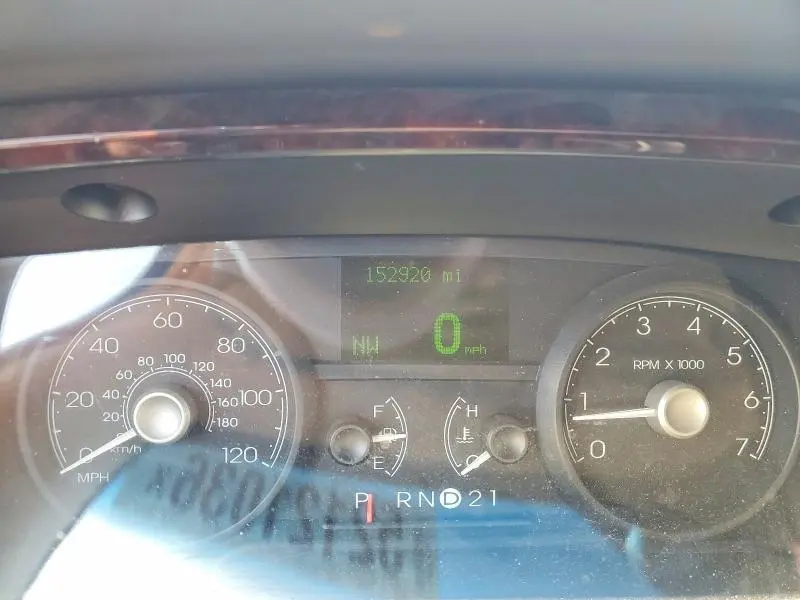 2011 LINCOLN TOWN CAR SIGNATURE LIMITED  