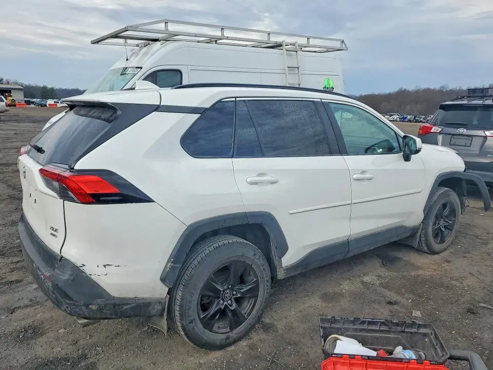 2022 TOYOTA RAV4 XLE  