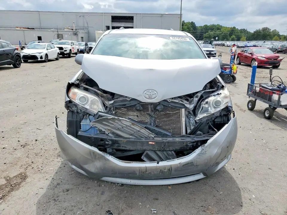 2015 TOYOTA SIENNA LE  