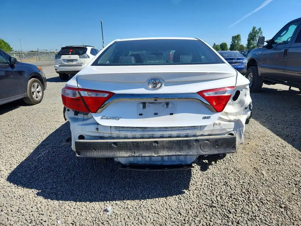 2016 TOYOTA CAMRY SE  