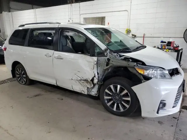 2019 TOYOTA SIENNA XLE  