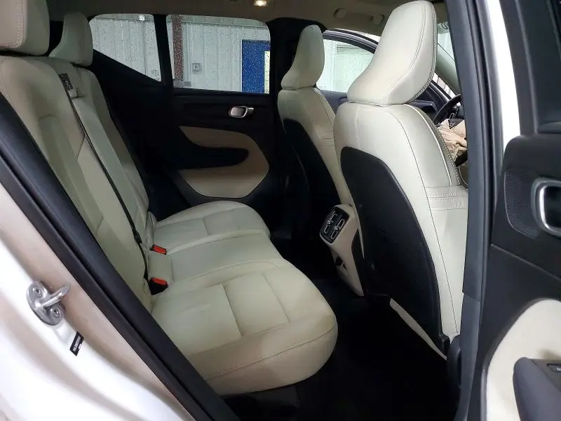 2023 VOLVO XC40 PLUS  