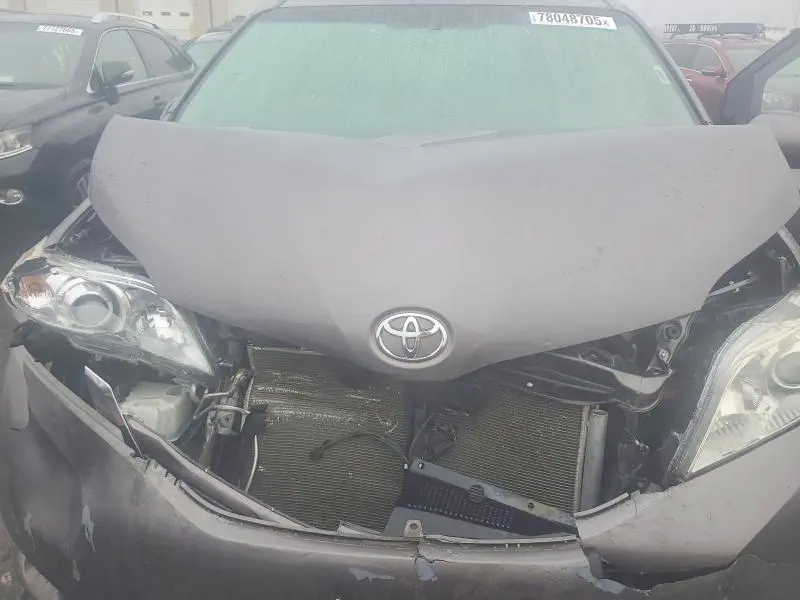 2017 TOYOTA SIENNA LE  