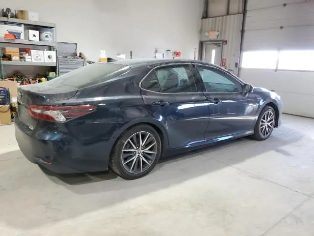 2021 TOYOTA CAMRY XLE  